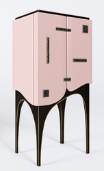 Casa Padrino armoire de bar de luxe rose / noir / laiton 48 x H. 134 cm - Armoire à vin bois massif avec 2 portes - Meuble bar - Meuble hôtel - Meuble de luxe