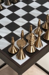 Casa Padrino table d'appoint d'échecs de luxe marron foncé / blanc / beige / bronze 50 x 50 x H. 70 cm - Table d'appoint de salon - Table d'hôtel - Meubles de salon - Meubles d'hôtel