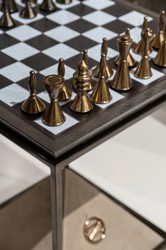 Casa Padrino table d'appoint d'échecs de luxe marron foncé / blanc / beige / bronze 50 x 50 x H. 70 cm - Table d'appoint de salon - Table d'hôtel - Meubles de salon - Meubles d'hôtel