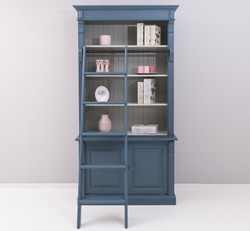 Casa Padrino librería estilo casa de campo con escalera acero azul
