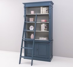 Casa Padrino librería estilo casa de campo con escalera acero azul