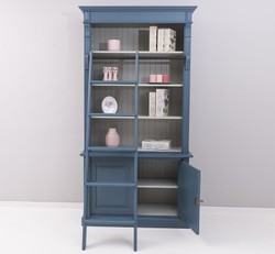 Casa Padrino librería estilo casa de campo con escalera acero azul