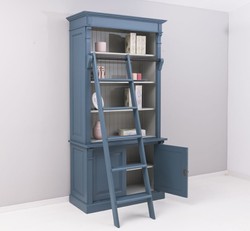 Casa Padrino librería estilo casa de campo con escalera acero azul