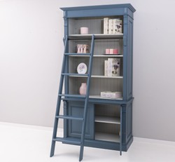 Casa Padrino librería estilo casa de campo con escalera acero azul