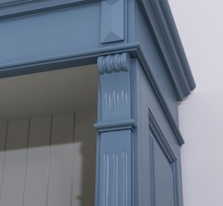 Casa Padrino librería estilo casa de campo con escalera acero azul