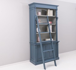 Casa Padrino librería estilo casa de campo con escalera acero azul
