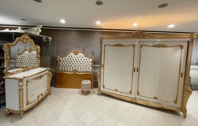 Casa Padrino Luxus Barock Schlafzimmerschrank mit 2 Schiebetüren Weiß / Gold