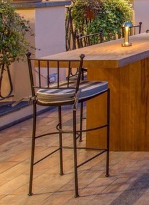 Casa Padrino sedia da bar Art Nouveau di lusso in ferro battuto con cuscino seduta nero / grigio / bianco A. 97 cm