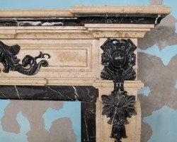 Prunkvolle Luxus Barock Marmor Kaminumrandung Beige Schwarz Prunkvolle Luxus Barock Marmor Kaminumrandung Beige Schwarz