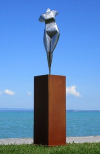 Casa Padrino sculpture décorative de jardin XXL en métal femme sur colonne argent / rouille H. 205 cm