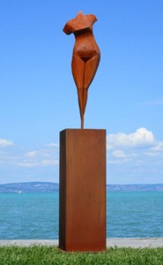 Casa Padrino sculpture décorative de jardin XXL en métal femme sur colonne rouille H. 205 cm
