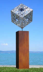 Casa Padrino sculpture décorative de jardin XXL en métal cube sur colonne argent / rouille H. 216 cm