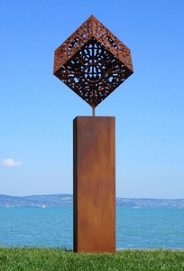 Casa Padrino XXL Garten Deko Metall Skulptur Würfel auf Säule Rost H. 216 cm