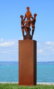 Casa Padrino XXL Garten Deko Metall Skulptur Freunde auf Säule Rost H. 182 cm