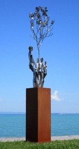 Casa Padrino sculpture décorative de jardin XXL en métal amis à l'arbre sur colonne argent / rouille H. 260 cm
