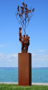 Casa Padrino sculpture décorative de jardin XXL en métal amis à l'arbre sur colonne rouille H. 260 cm