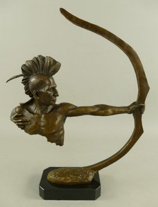 Casa Padrino Luxus Bronze Deko Skulptur Figur Indianer mit Bogen