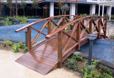 Puente de madera maciza de lujo con barandillas marrón