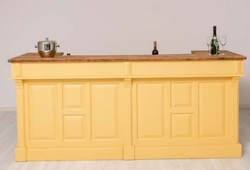 Comptoir de bar en bois massif de style campagnard jaune marron