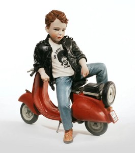 Escultura decorativa de porcelana niño con scooter