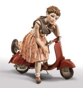 Escultura decorativa de porcelana de una niña con scooter