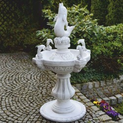 Prunkvoller Barock Brunnen Springbrunnen Gartenbrunnen Delphine Weiß Grau