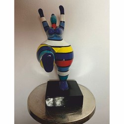 Deko Figur Skulptur Frau bein Sport Bunt mit Streifen