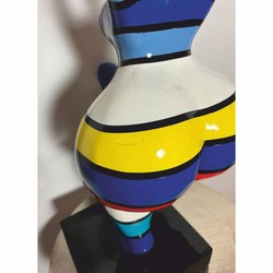 Deko Figur Skulptur Frau bein Sport Bunt mit Streifen