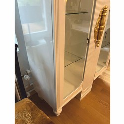 Casa Padrino vitrina barroco de lujo blanco / oro 125 x 49 x A. 169 cm - Pieza de exposición
