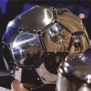 Casa Padrino balón de fútbol de acero inoxidable plata Ø 27 cm - Accesorios decorativos de lujo Casa Padrino balón de fútbol de acero inoxidable plata Ø 27 cm - Accesorios decorativos de lujo