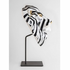 Casa Padrino Luxus Porzellan Deko Maske Löwe Weiß / Schwarz / Gold 38 x 30 x H. 60 cm