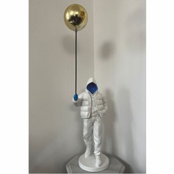 Casa Padrino escultura decorativa niño con globo blanco / azul / oro A. 80 cm