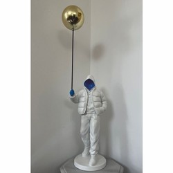 Casa Padrino escultura decorativa niño con globo blanco / azul / oro A. 80 cm