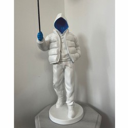 Casa Padrino escultura decorativa niño con globo blanco / azul / oro A. 80 cm