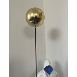 Casa Padrino escultura decorativa niño con globo blanco / azul / oro A. 80 cm