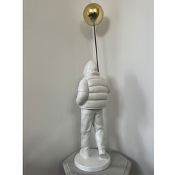 Casa Padrino escultura decorativa niño con globo blanco / azul / oro A. 80 cm