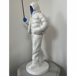 Casa Padrino escultura decorativa niño con globo blanco / azul / oro A. 80 cm