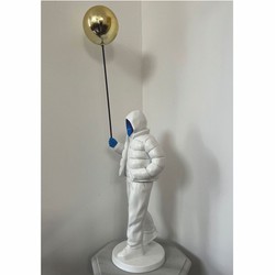 Casa Padrino escultura decorativa niño con globo blanco / azul / oro A. 80 cm