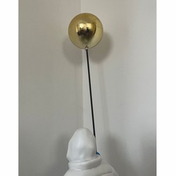 Casa Padrino escultura decorativa niño con globo blanco / azul / oro A. 80 cm