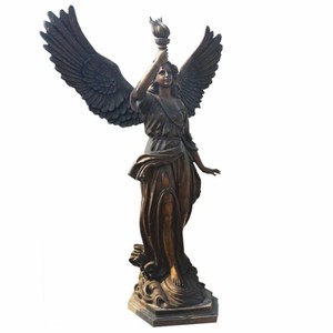 Casa Padrino sculpture décorative en laiton de jardin Art Nouveau ange avec torche droite bronze H. 210 cm
