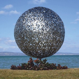Casa Padrino escultura decorativa de jardín de acero inoxidable de lujo esfera plata Ø 170 x A. 200 cm
