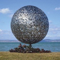 Casa Padrino escultura decorativa de jardín de acero inoxidable de lujo esfera plata Ø 170 x A. 200 cm