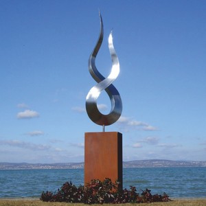 Casa Padrino escultura decorativa de jardín de metal de lujo llama sobre columna plata / óxido A. 301 cm