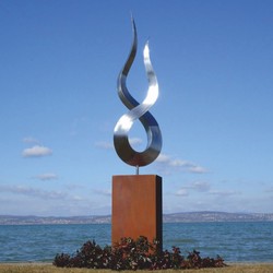 Casa Padrino sculpture de décoration de jardin de luxe en métal flamme sur colonne argent / rouille H. 301 cm
