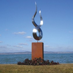 Casa Padrino sculpture de décoration de jardin de luxe en métal flamme sur colonne argent / rouille H. 301 cm