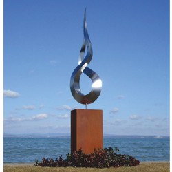 Casa Padrino sculpture de décoration de jardin de luxe en métal flamme sur colonne argent / rouille H. 301 cm