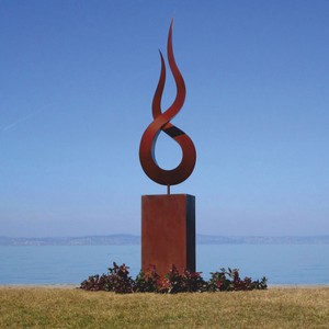 Casa Padrino escultura decorativa de jardín de acero de lujo llama sobre columna óxido A. 301 cm