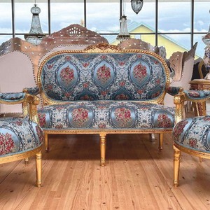Barock 2er Sofa mit Muster Hellblau Bunt Gold