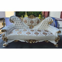 Prunkvolles Luxus Barock Wohnzimmer Sofa Creme Weiß Gold