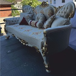 Prunkvolles Luxus Barock Wohnzimmer Sofa Creme Weiß Gold